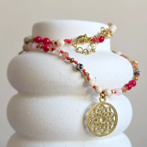 Naszyjnik supełkowany unikat jaspis dalmatyński, koral, kwarc różowy, kamień rzeczny i hematyt na czerwonym sznurku / zawieszka mandala
