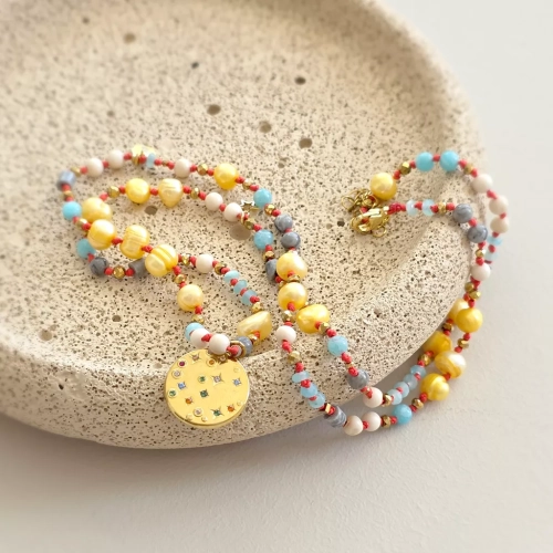 Unikatowy naszyjnik supełkowany z amazonitu, kamienia rzecznego, jaspisu szarego, miodowych pereł i złotego hematytu na czerwonym sznurku z medalionem wysadzanym kolorowymi kryształkami – biżuteria z naturalnych kamieni Magneska.pl