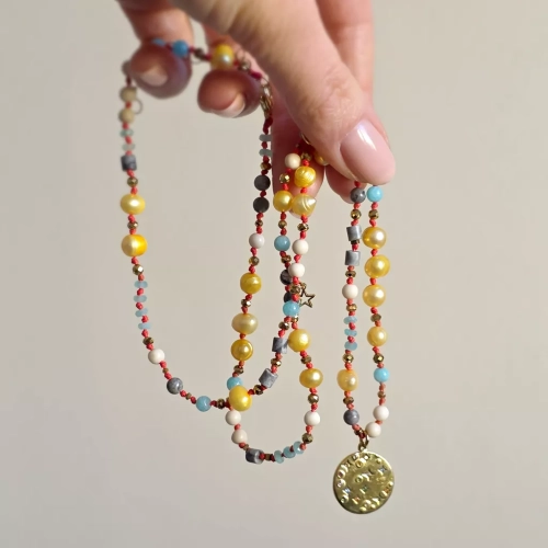 Unikatowy naszyjnik supełkowany z amazonitu, kamienia rzecznego, jaspisu szarego, miodowych pereł i złotego hematytu na czerwonym sznurku z medalionem wysadzanym kolorowymi kryształkami – biżuteria z naturalnych kamieni Magneska.pl