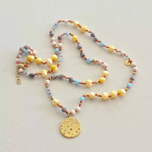 Unikatowy naszyjnik supełkowany z amazonitu, kamienia rzecznego, jaspisu szarego, miodowych pereł i złotego hematytu na czerwonym sznurku z medalionem wysadzanym kolorowymi kryształkami – biżuteria z naturalnych kamieni Magneska.pl