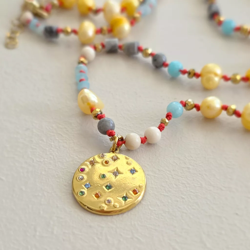 Unikatowy naszyjnik supełkowany z amazonitu, kamienia rzecznego, jaspisu szarego, miodowych pereł i złotego hematytu na czerwonym sznurku z medalionem wysadzanym kolorowymi kryształkami – biżuteria z naturalnych kamieni Magneska.pl