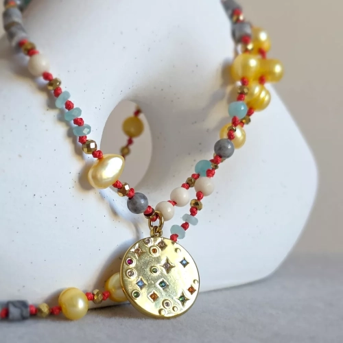Unikatowy naszyjnik supełkowany z amazonitu, kamienia rzecznego, jaspisu szarego, miodowych pereł i złotego hematytu na czerwonym sznurku z medalionem wysadzanym kolorowymi kryształkami – biżuteria z naturalnych kamieni Magneska.pl