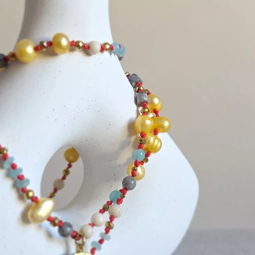Unikatowy naszyjnik supełkowany z amazonitu, kamienia rzecznego, jaspisu szarego, miodowych pereł i złotego hematytu na czerwonym sznurku z medalionem wysadzanym kolorowymi kryształkami – biżuteria z naturalnych kamieni Magneska.pl