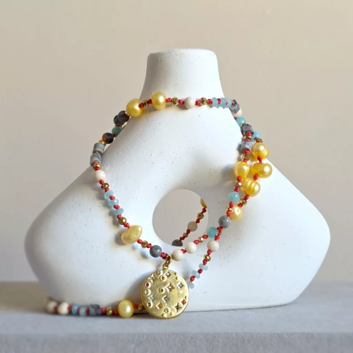 Unikatowy naszyjnik supełkowany z amazonitu, kamienia rzecznego, jaspisu szarego, miodowych pereł i złotego hematytu na czerwonym sznurku z medalionem wysadzanym kolorowymi kryształkami – biżuteria z naturalnych kamieni Magneska.pl