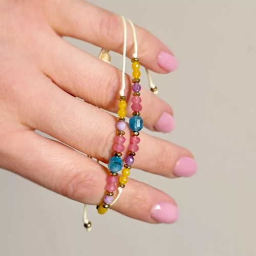 Minimalistyczna bransoletka z apatytem, kolorowymi agatami i złotym hematytem na kremowym sznurku, ręcznie tworzona biżuteria z kamieni naturalnych magneska.pl