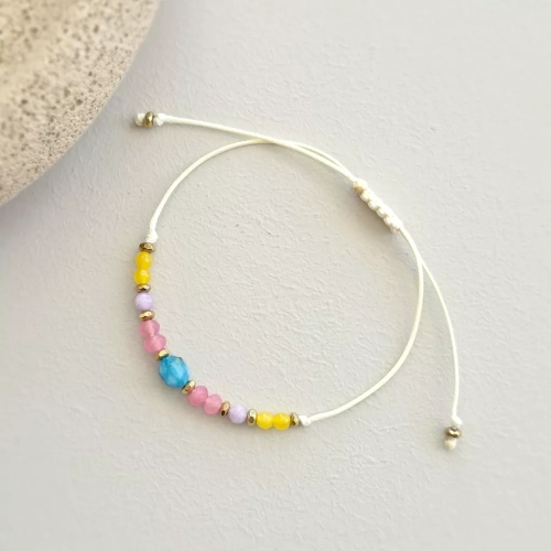 Minimalistyczna bransoletka z apatytem, kolorowymi agatami i złotym hematytem na kremowym sznurku, ręcznie tworzona biżuteria z kamieni naturalnych magneska.pl