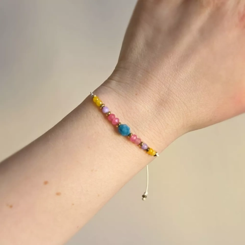 Minimalistyczna bransoletka z apatytem, kolorowymi agatami i złotym hematytem na kremowym sznurku, ręcznie tworzona biżuteria z kamieni naturalnych magneska.pl