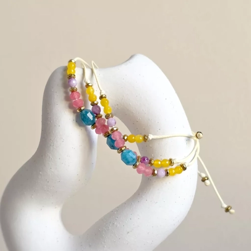 Minimalistyczna bransoletka z apatytem, kolorowymi agatami i złotym hematytem na kremowym sznurku, ręcznie tworzona biżuteria z kamieni naturalnych magneska.pl