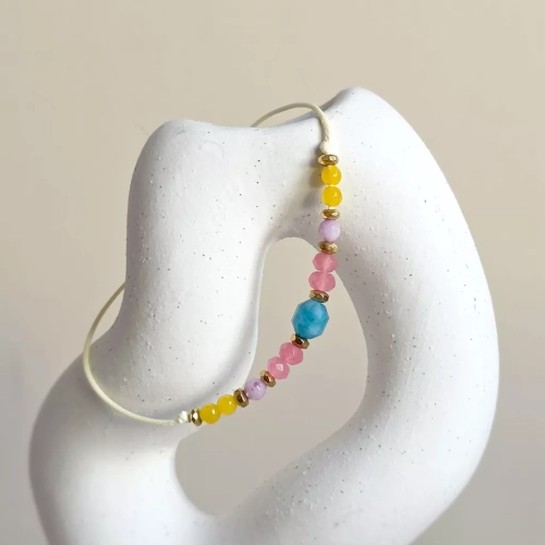 Minimalistyczna bransoletka z apatytem, kolorowymi agatami i złotym hematytem na kremowym sznurku, ręcznie tworzona biżuteria z kamieni naturalnych magneska.pl