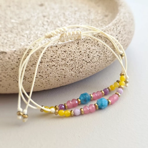 Minimalistyczna bransoletka z apatytem, kolorowymi agatami i złotym hematytem na kremowym sznurku, ręcznie tworzona biżuteria z kamieni naturalnych magneska.pl