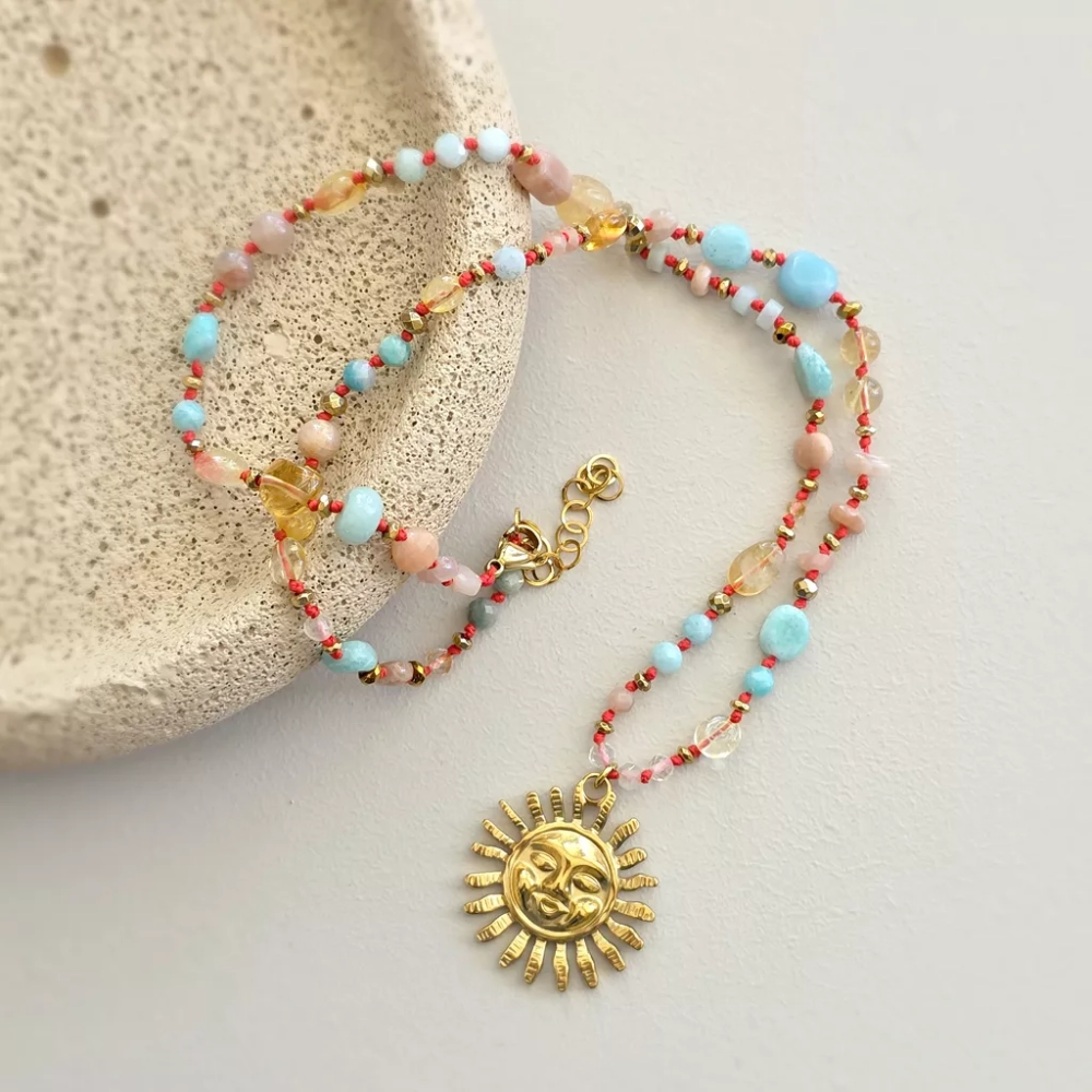 Supełkowany naszyjnik unikat z cytrynem, amazonitem, kamieniem słonecznym i hematytem na czerwonym sznurku z zawieszką słońce, ręcznie tworzona biżuteria Magneska.pl