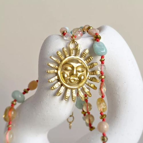 Supełkowany naszyjnik unikat z cytrynem, amazonitem, kamieniem słonecznym i hematytem na czerwonym sznurku z zawieszką słońce, ręcznie tworzona biżuteria Magneska.pl