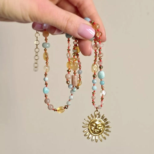 Supełkowany naszyjnik unikat z cytrynem, amazonitem, kamieniem słonecznym i hematytem na czerwonym sznurku z zawieszką słońce, ręcznie tworzona biżuteria Magneska.pl