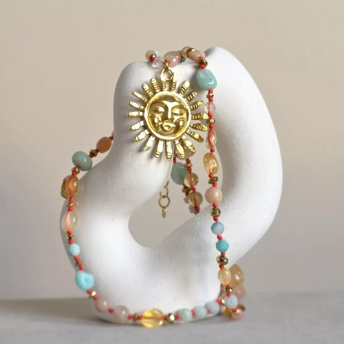 Supełkowany naszyjnik unikat z cytrynem, amazonitem, kamieniem słonecznym i hematytem na czerwonym sznurku z zawieszką słońce, ręcznie tworzona biżuteria Magneska.pl