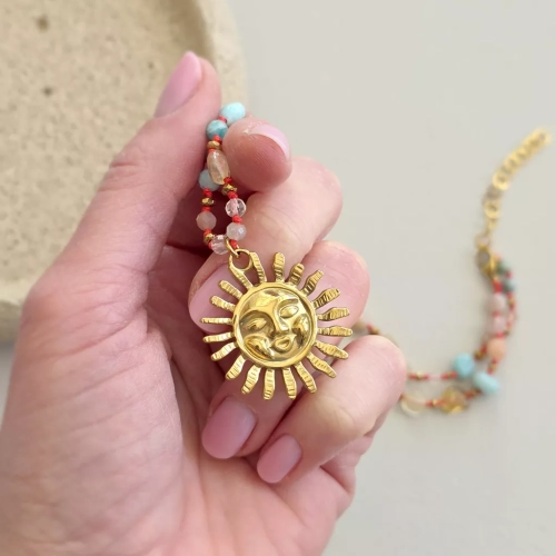 Supełkowany naszyjnik unikat z cytrynem, amazonitem, kamieniem słonecznym i hematytem na czerwonym sznurku z zawieszką słońce, ręcznie tworzona biżuteria Magneska.pl