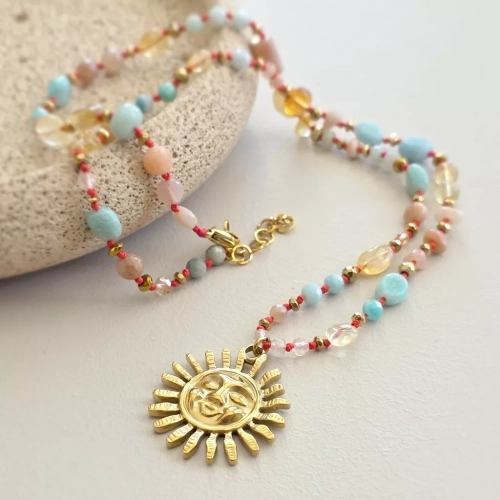 Supełkowany naszyjnik unikat z cytrynem, amazonitem, kamieniem słonecznym i hematytem na czerwonym sznurku z zawieszką słońce, ręcznie tworzona biżuteria Magneska.pl