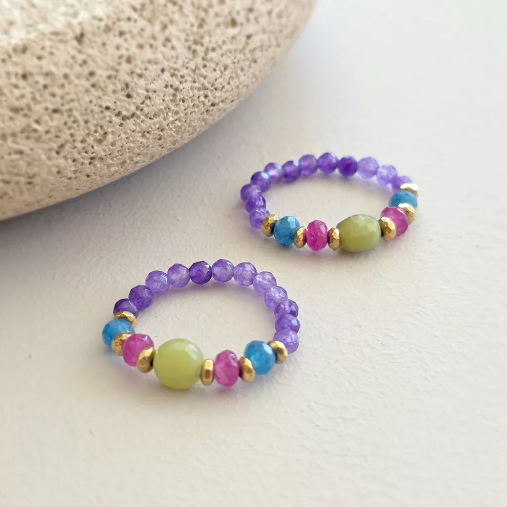 Elastyczny pierścionek z jadeitem, kolorowymi agatami i złotym hematytem, ręcznie tworzona biżuteria z kamieni naturalnych od magneska.pl