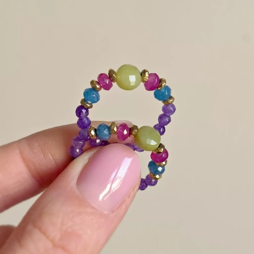 Elastyczny pierścionek z jadeitem, kolorowymi agatami i złotym hematytem, ręcznie tworzona biżuteria z kamieni naturalnych od magneska.pl