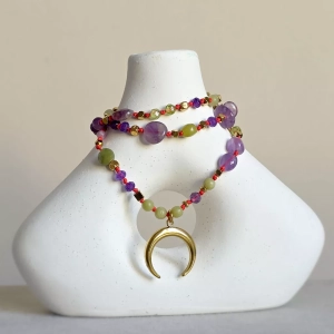 Naszyjnik supełkowany unikat jadeit, ametyst, peridot, agat i hematyt na czerwonym sznurku / zawieszka lunula