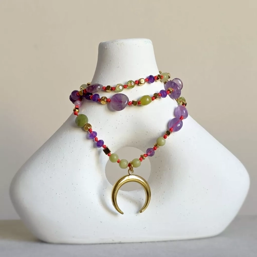 Supełkowany naszyjnik unikat z jadeitem, ametystem, peridotem, agatem i hematytem na czerwonym sznurku z zawieszką lunula ze stali chirurgicznej, ręcznie tworzona biżuteria magneska.pl