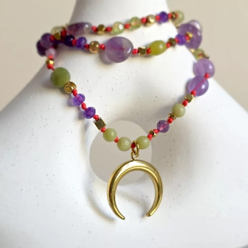 Supełkowany naszyjnik unikat z jadeitem, ametystem, peridotem, agatem i hematytem na czerwonym sznurku z zawieszką lunula ze stali chirurgicznej, ręcznie tworzona biżuteria magneska.pl