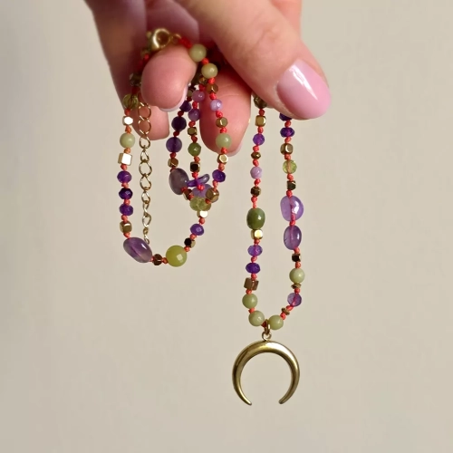 Supełkowany naszyjnik unikat z jadeitem, ametystem, peridotem, agatem i hematytem na czerwonym sznurku z zawieszką lunula ze stali chirurgicznej, ręcznie tworzona biżuteria magneska.pl