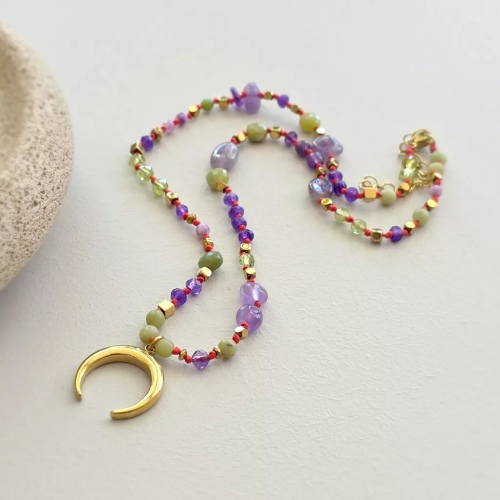 Supełkowany naszyjnik unikat z jadeitem, ametystem, peridotem, agatem i hematytem na czerwonym sznurku z zawieszką lunula ze stali chirurgicznej, ręcznie tworzona biżuteria magneska.pl