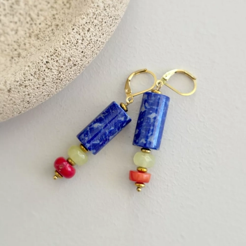 Kolczyki wiszące unikaty z lapis lazuli, jadeitu, koralu i hematytu na złotej stali chirurgicznej – ręcznie tworzona biżuteria naturalna magneska.pl