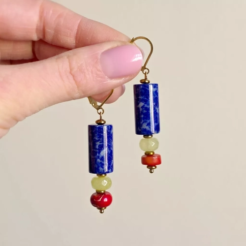 Kolczyki wiszące unikaty z lapis lazuli, jadeitu, koralu i hematytu na złotej stali chirurgicznej – ręcznie tworzona biżuteria naturalna magneska.pl