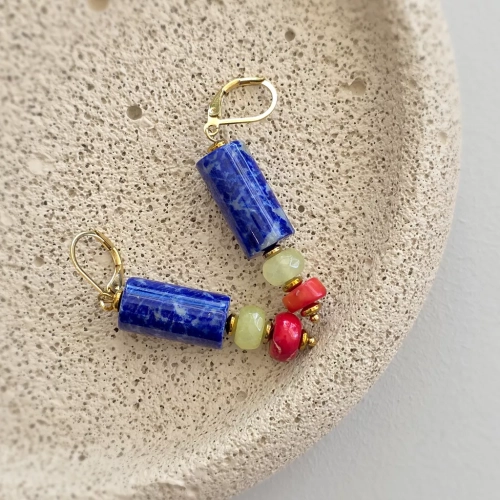Kolczyki wiszące unikaty z lapis lazuli, jadeitu, koralu i hematytu na złotej stali chirurgicznej – ręcznie tworzona biżuteria naturalna magneska.pl