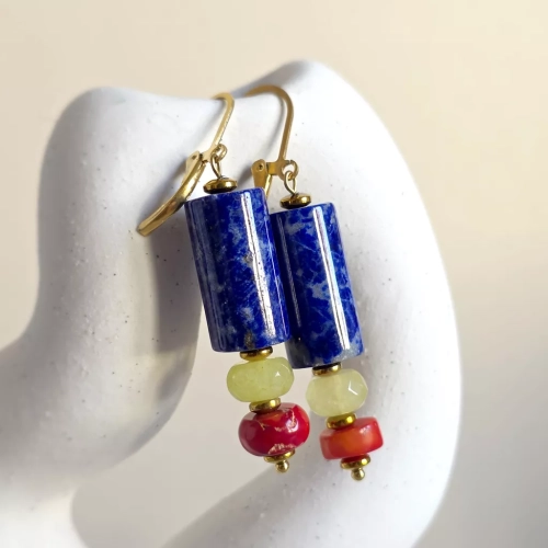 Kolczyki wiszące unikaty z lapis lazuli, jadeitu, koralu i hematytu na złotej stali chirurgicznej – ręcznie tworzona biżuteria naturalna magneska.pl