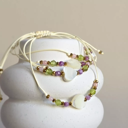 Bransoletka z masą perłową w kształcie serca, kolorowymi agatami, peridotem i złotym hematytem na kremowym sznurku – ręcznie tworzona biżuteria Magneska.pl.
