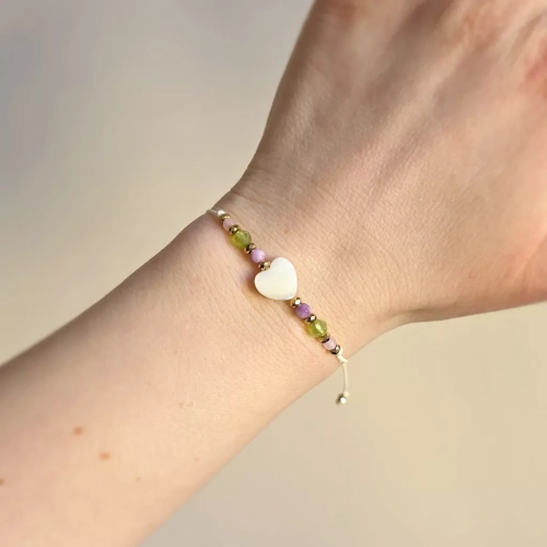 Bransoletka z masą perłową w kształcie serca, kolorowymi agatami, peridotem i złotym hematytem na kremowym sznurku – ręcznie tworzona biżuteria Magneska.pl.