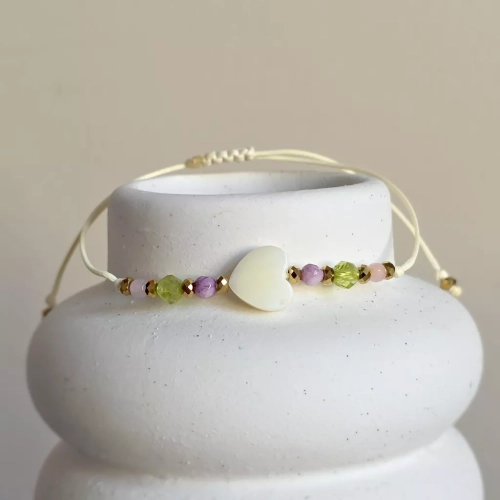 Bransoletka z masą perłową w kształcie serca, kolorowymi agatami, peridotem i złotym hematytem na kremowym sznurku – ręcznie tworzona biżuteria Magneska.pl.