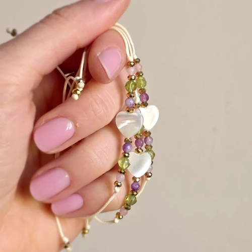 Bransoletka z masą perłową w kształcie serca, kolorowymi agatami, peridotem i złotym hematytem na kremowym sznurku – ręcznie tworzona biżuteria Magneska.pl.