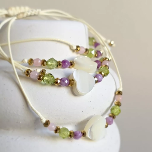 Bransoletka z masą perłową w kształcie serca, kolorowymi agatami, peridotem i złotym hematytem na kremowym sznurku – ręcznie tworzona biżuteria Magneska.pl.