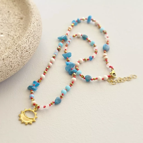 Naszyjnik supełkowany unikat z agatu, kamienia rzecznego, apatytu i hematytu na czerwonym sznurku z zawieszką słońce i księżyc – ręcznie tworzona biżuteria Magneska.pl