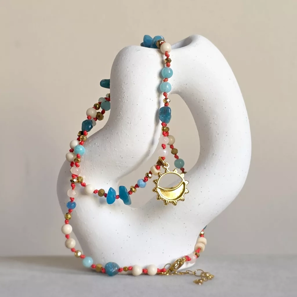 Naszyjnik supełkowany unikat z agatu, kamienia rzecznego, apatytu i hematytu na czerwonym sznurku z zawieszką słońce i księżyc – ręcznie tworzona biżuteria Magneska.pl