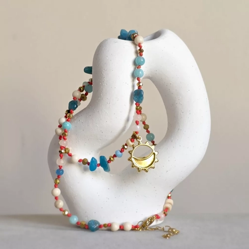 Naszyjnik supełkowany unikat z agatu, kamienia rzecznego, apatytu i hematytu na czerwonym sznurku z zawieszką słońce i księżyc – ręcznie tworzona biżuteria Magneska.pl