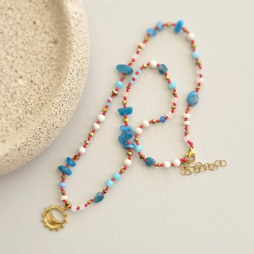 Naszyjnik supełkowany unikat z agatu, kamienia rzecznego, apatytu i hematytu na czerwonym sznurku z zawieszką słońce i księżyc – ręcznie tworzona biżuteria Magneska.pl