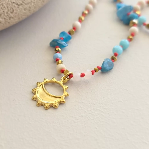 Naszyjnik supełkowany unikat z agatu, kamienia rzecznego, apatytu i hematytu na czerwonym sznurku z zawieszką słońce i księżyc – ręcznie tworzona biżuteria Magneska.pl