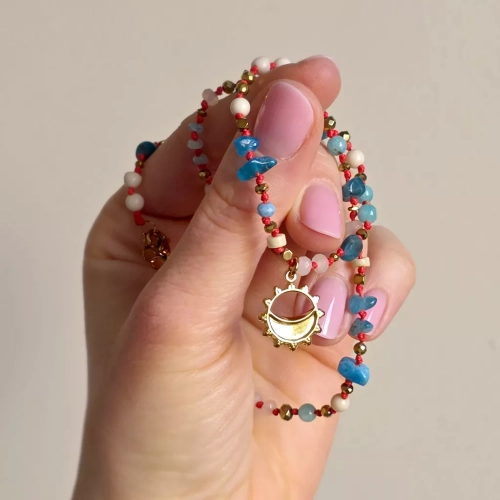 Naszyjnik supełkowany unikat z agatu, kamienia rzecznego, apatytu i hematytu na czerwonym sznurku z zawieszką słońce i księżyc – ręcznie tworzona biżuteria Magneska.pl