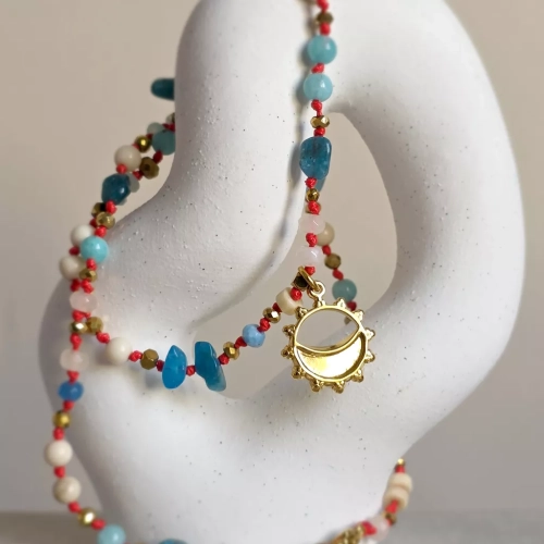 Naszyjnik supełkowany unikat z agatu, kamienia rzecznego, apatytu i hematytu na czerwonym sznurku z zawieszką słońce i księżyc – ręcznie tworzona biżuteria Magneska.pl