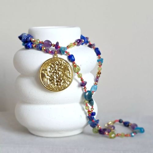 Naszyjnik supełkowany unikat z ametystem, apatytem, peridotem, lapis lazuli i hematytem na czerwonym sznurku z zawieszką słońce i księżyc – ręcznie tworzona biżuteria Magneska.pl