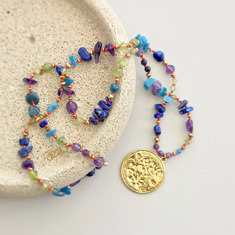 Naszyjnik supełkowany unikat z ametystem, apatytem, peridotem, lapis lazuli i hematytem na czerwonym sznurku z zawieszką słońce i księżyc – ręcznie tworzona biżuteria Magneska.pl