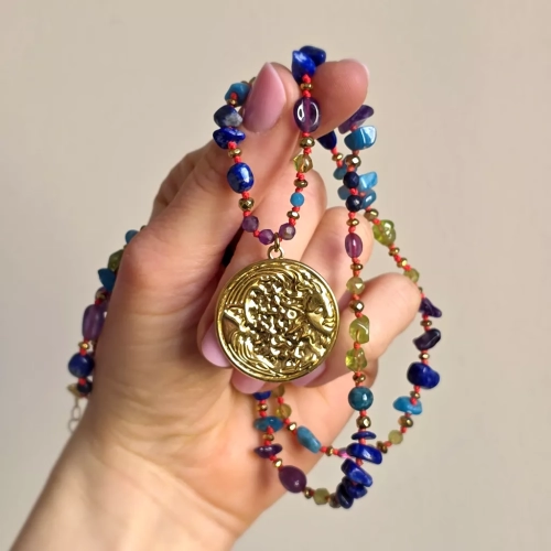 Naszyjnik supełkowany unikat z ametystem, apatytem, peridotem, lapis lazuli i hematytem na czerwonym sznurku z zawieszką słońce i księżyc – ręcznie tworzona biżuteria Magneska.pl