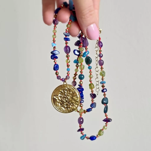 Naszyjnik supełkowany unikat z ametystem, apatytem, peridotem, lapis lazuli i hematytem na czerwonym sznurku z zawieszką słońce i księżyc – ręcznie tworzona biżuteria Magneska.pl