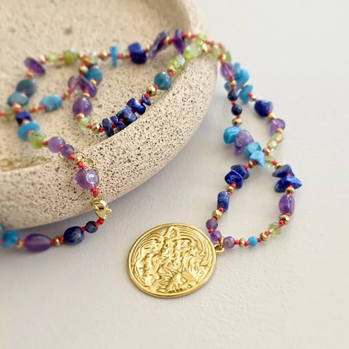 Naszyjnik supełkowany unikat z ametystem, apatytem, peridotem, lapis lazuli i hematytem na czerwonym sznurku z zawieszką słońce i księżyc – ręcznie tworzona biżuteria Magneska.pl