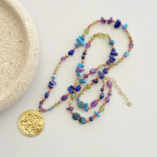 Naszyjnik supełkowany unikat z ametystem, apatytem, peridotem, lapis lazuli i hematytem na czerwonym sznurku z zawieszką słońce i księżyc – ręcznie tworzona biżuteria Magneska.pl