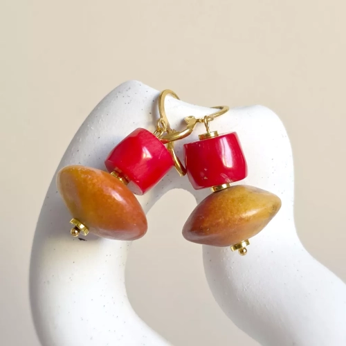 Kolczyki wiszące unikaty z koralem i hematytem na złotej stali chirurgicznej – ręcznie tworzona biżuteria z kamieni naturalnych Magneska.pl